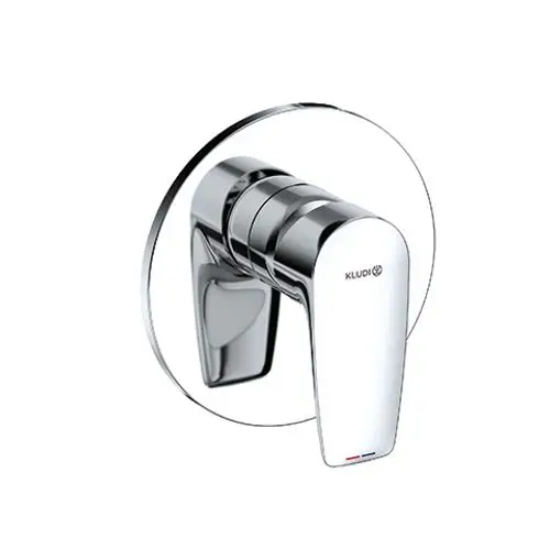 Chromene Wandarmatur von Kludi mit einem modernen Design und einer Verstellfunktion für die Wasserleitungen, installiert in einem Badezimmer.